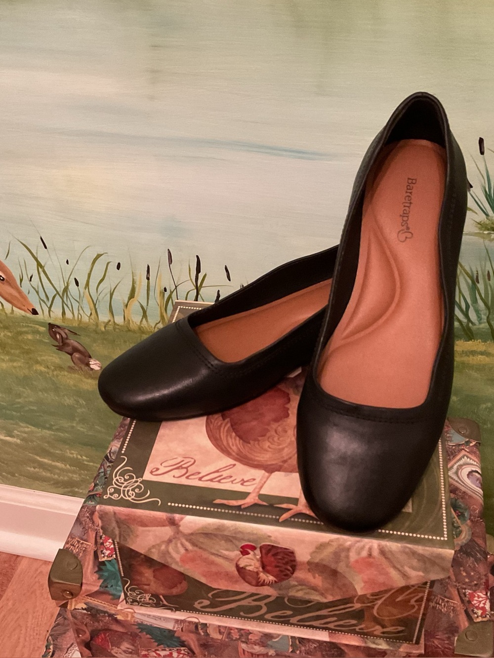 LADIES LIKE NEW BARETRAPS COVETTE CASUAL BLACK LEATHER FLATS SIZE 6M